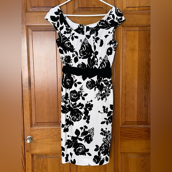 White House Black Market Dresses & Skirts - WHBM Black & White Floral cap sleeve dress with bow belt Size 4